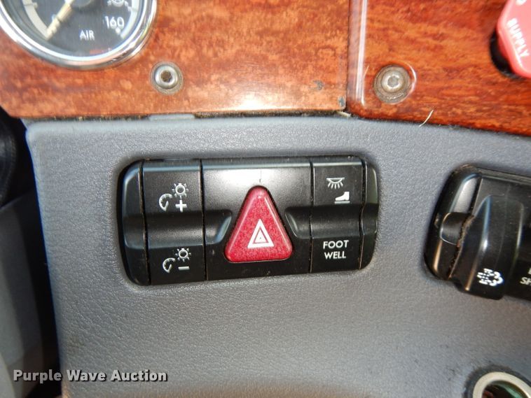 image for item FR9238 2011 Freightliner Cascadia 125  semi truck