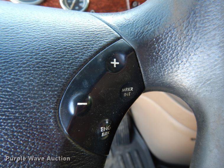 image for item FR9238 2011 Freightliner Cascadia 125  semi truck