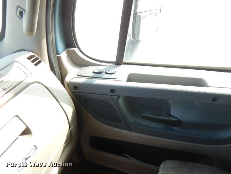 image for item FR9238 2011 Freightliner Cascadia 125  semi truck