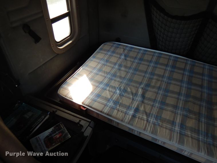 image for item FR9238 2011 Freightliner Cascadia 125  semi truck