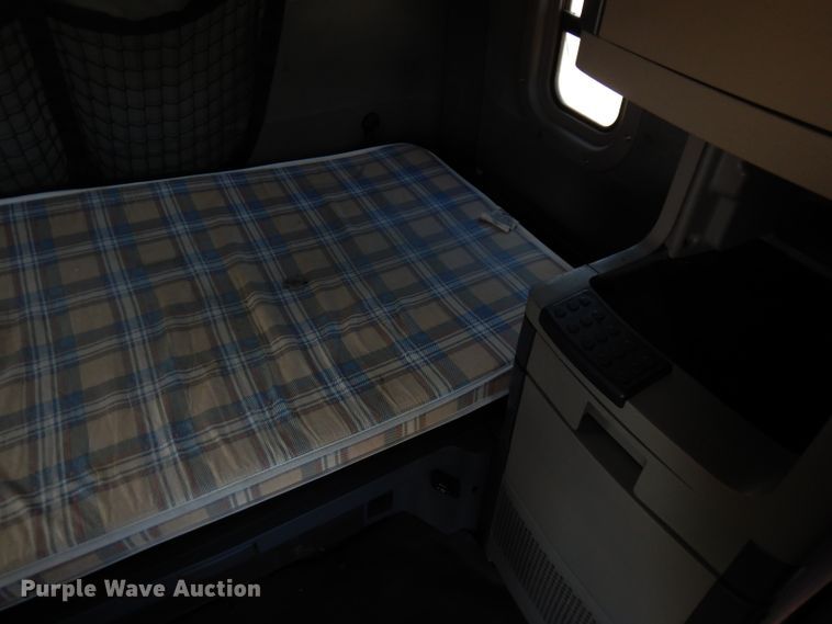 image for item FR9238 2011 Freightliner Cascadia 125  semi truck