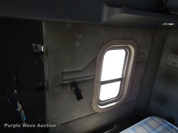 image for item FR9238 2011 Freightliner Cascadia 125  semi truck