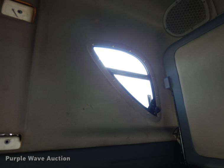 image for item FR9238 2011 Freightliner Cascadia 125  semi truck