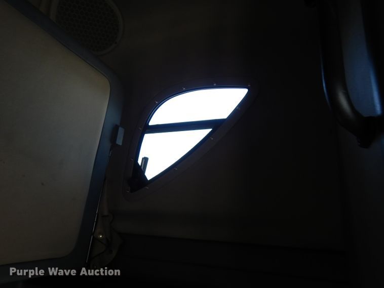 image for item FR9238 2011 Freightliner Cascadia 125  semi truck