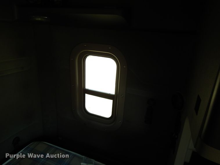 image for item FR9238 2011 Freightliner Cascadia 125  semi truck