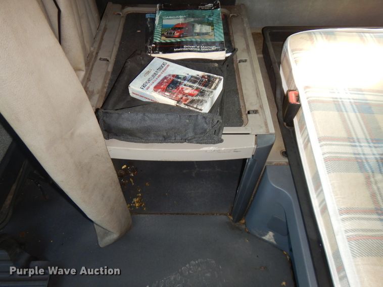 image for item FR9238 2011 Freightliner Cascadia 125  semi truck