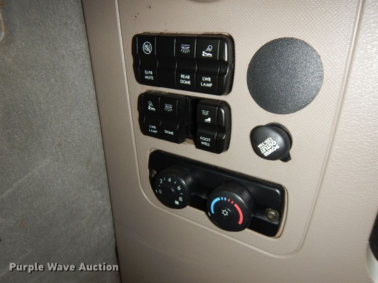 image for item FR9238 2011 Freightliner Cascadia 125  semi truck