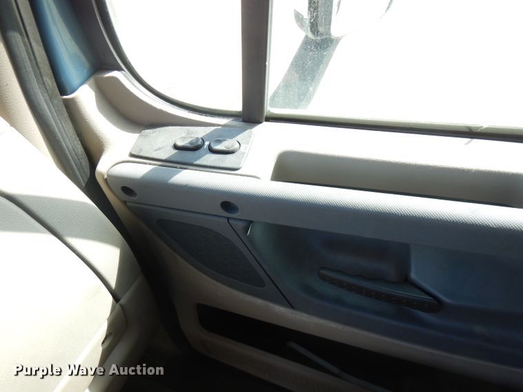 image for item FR9238 2011 Freightliner Cascadia 125  semi truck