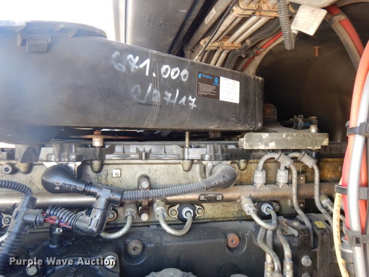 image for item FR9238 2011 Freightliner Cascadia 125  semi truck