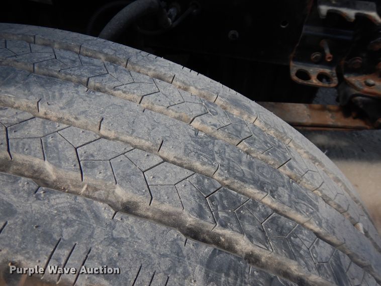 image for item FR9238 2011 Freightliner Cascadia 125  semi truck