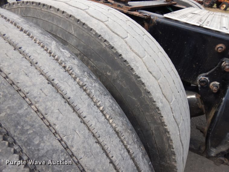 image for item FR9238 2011 Freightliner Cascadia 125  semi truck