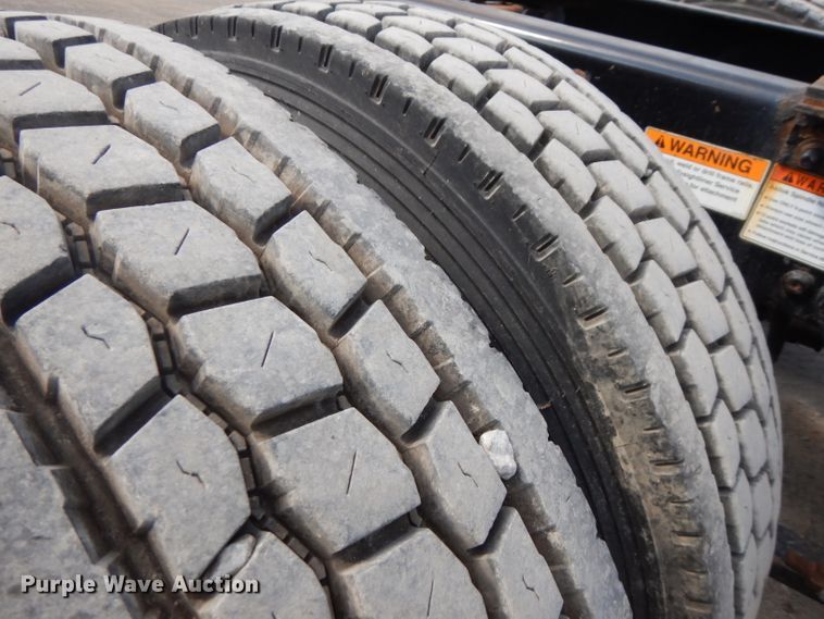 image for item FR9238 2011 Freightliner Cascadia 125  semi truck