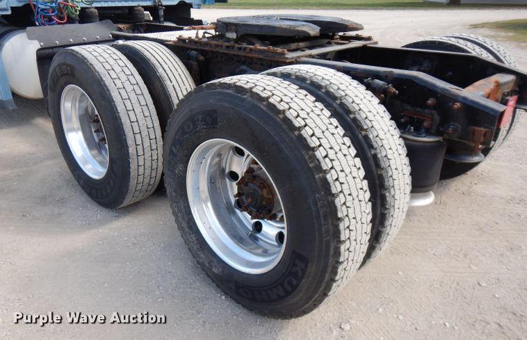 image for item FR9238 2011 Freightliner Cascadia 125  semi truck