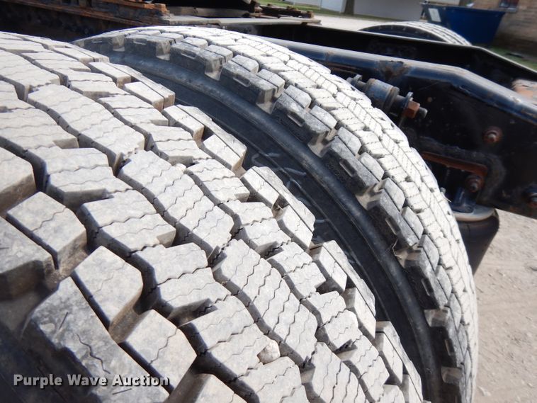 image for item FR9238 2011 Freightliner Cascadia 125  semi truck