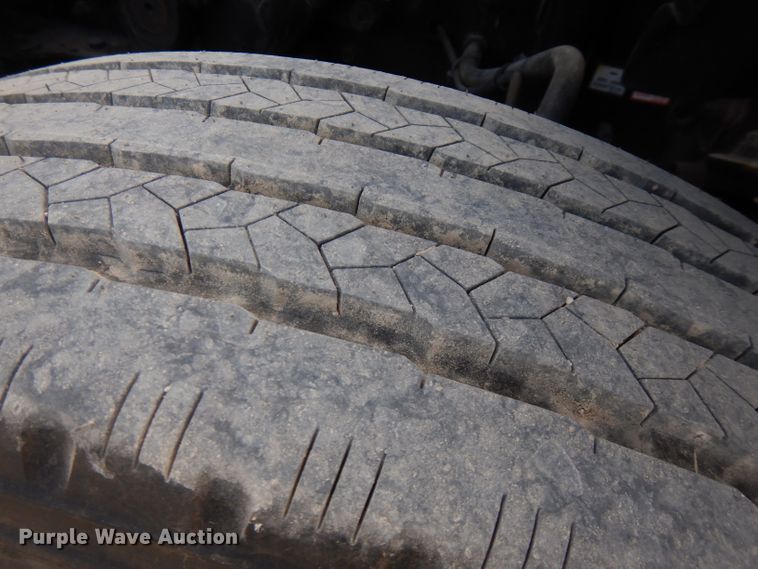 image for item FR9238 2011 Freightliner Cascadia 125  semi truck