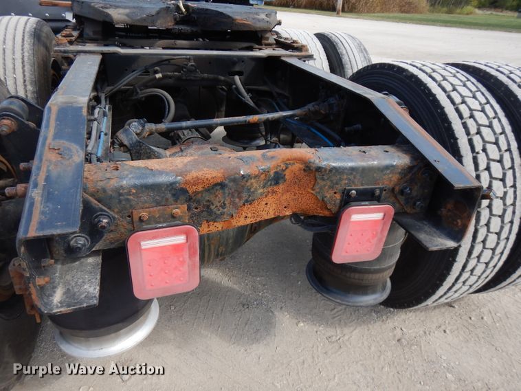 image for item FR9238 2011 Freightliner Cascadia 125  semi truck