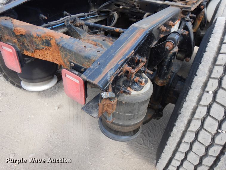 image for item FR9238 2011 Freightliner Cascadia 125  semi truck