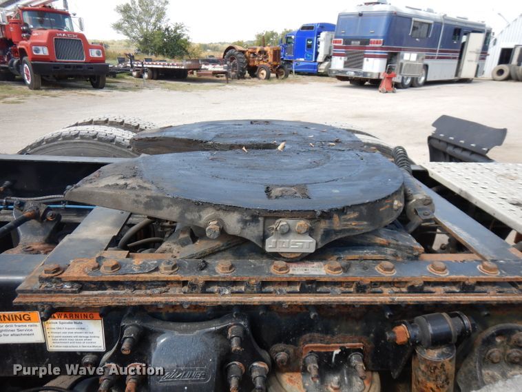 image for item FR9238 2011 Freightliner Cascadia 125  semi truck