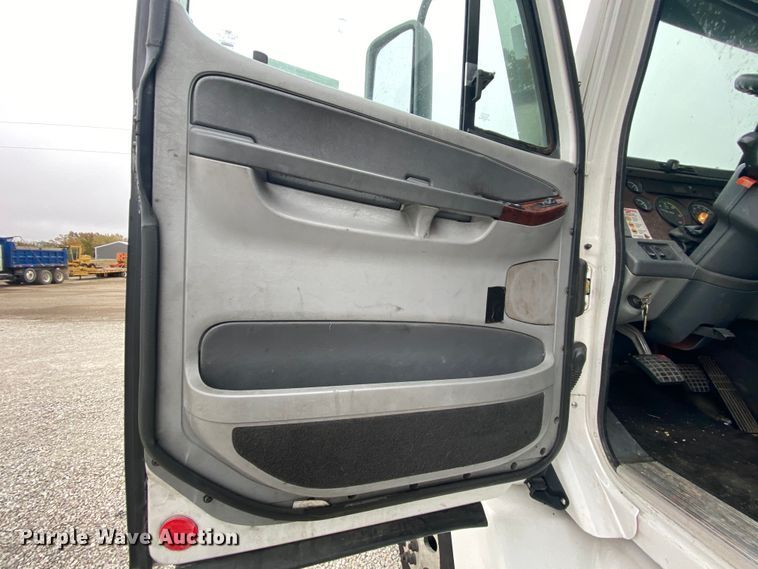 image for item HA9663 2012 Freightliner Columbia  glider kit semi truck