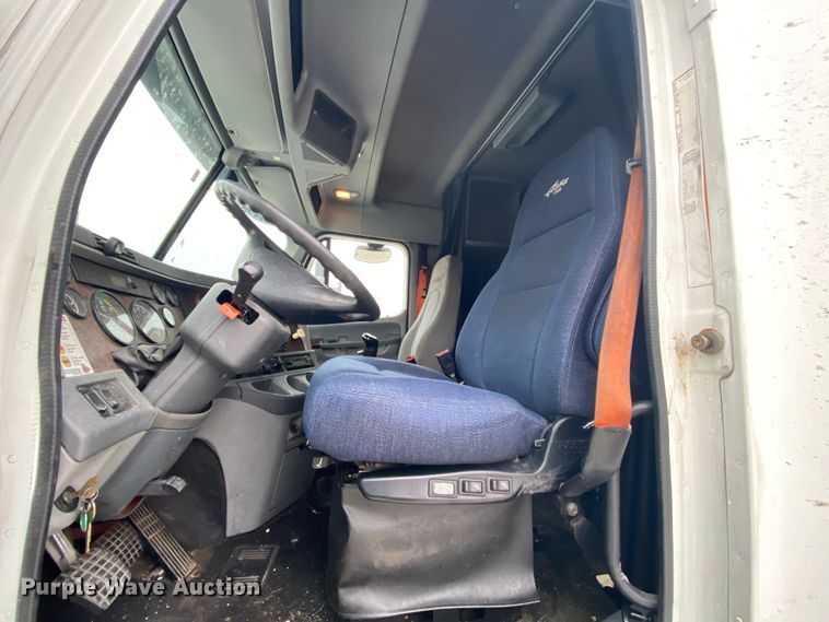 image for item HA9663 2012 Freightliner Columbia  glider kit semi truck