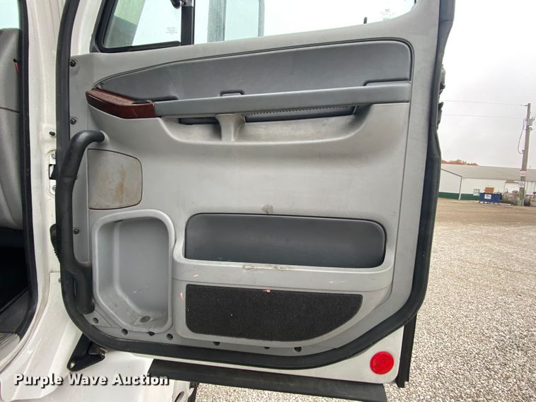 image for item HA9663 2012 Freightliner Columbia  glider kit semi truck