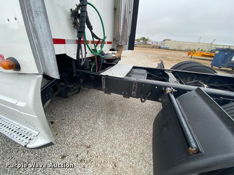 image for item HA9663 2012 Freightliner Columbia  glider kit semi truck