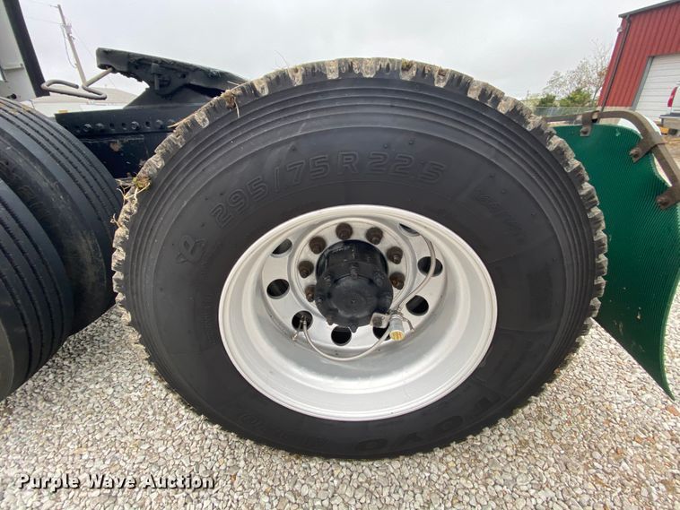 image for item HA9663 2012 Freightliner Columbia  glider kit semi truck