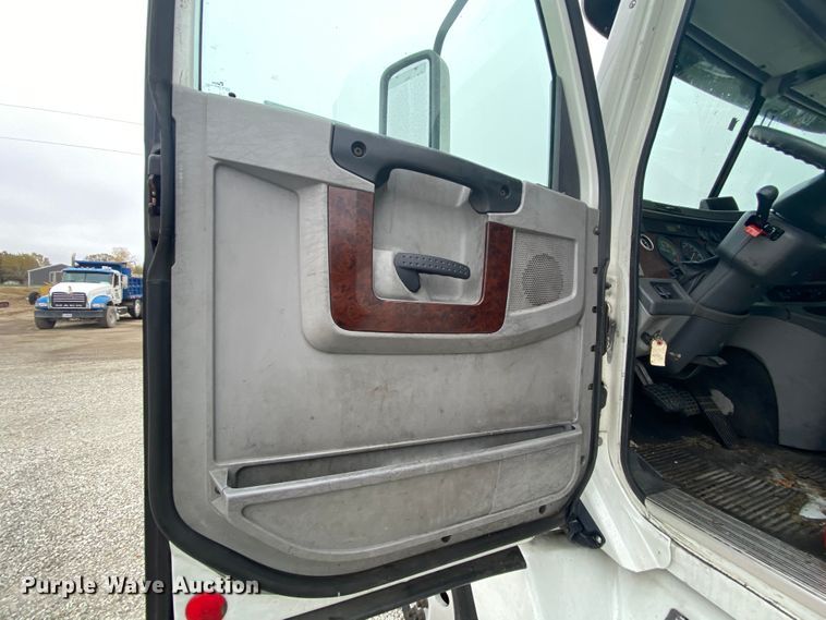 image for item HA9664 2012 Freightliner Columbia  glider kit semi truck