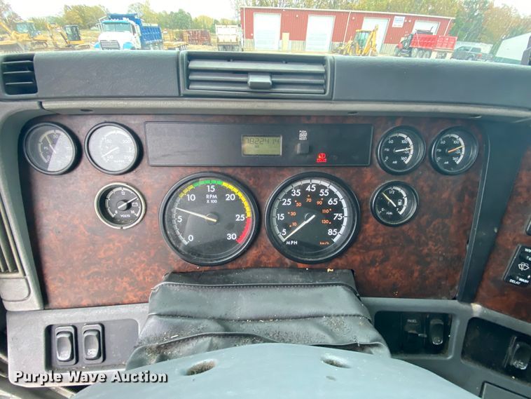 image for item HA9664 2012 Freightliner Columbia  glider kit semi truck