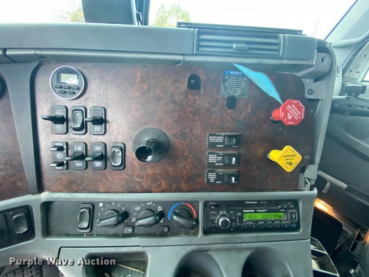 image for item HA9664 2012 Freightliner Columbia  glider kit semi truck