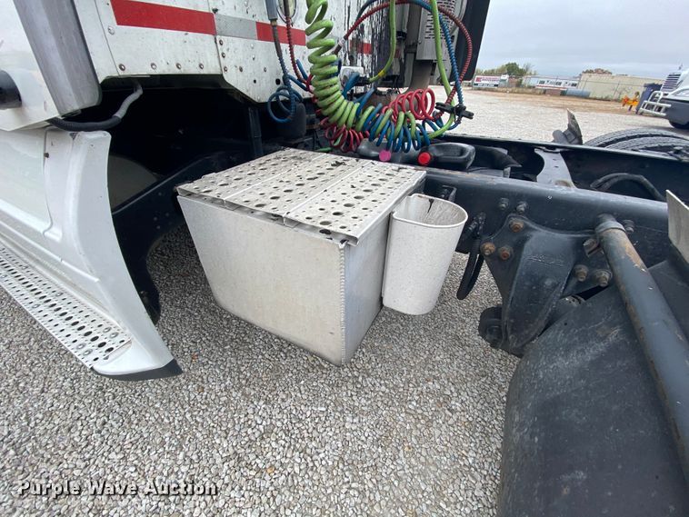 image for item HA9664 2012 Freightliner Columbia  glider kit semi truck