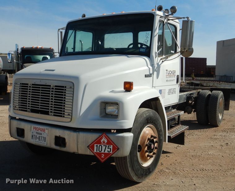 image for item HC9125 2004 Freightliner FL70  truck cab and chassis