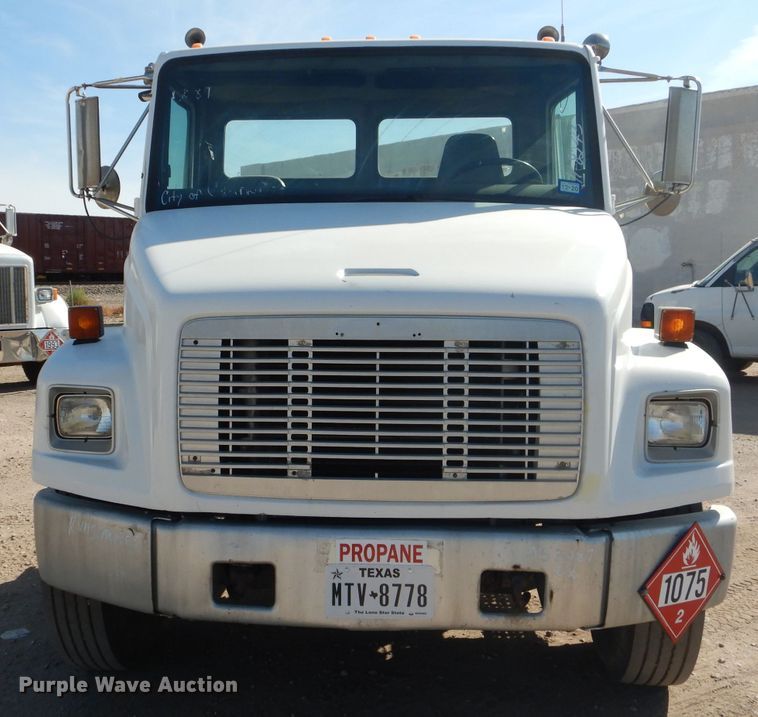 image for item HC9125 2004 Freightliner FL70  truck cab and chassis