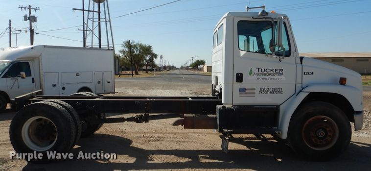 image for item HC9125 2004 Freightliner FL70  truck cab and chassis