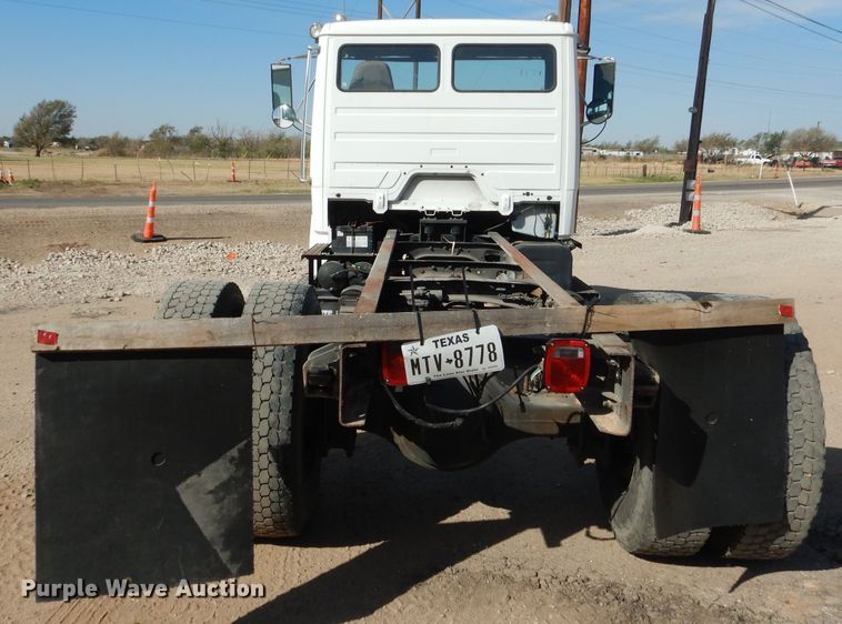image for item HC9125 2004 Freightliner FL70  truck cab and chassis