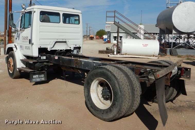 image for item HC9125 2004 Freightliner FL70  truck cab and chassis