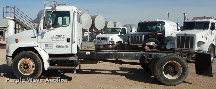 image for item HC9125 2004 Freightliner FL70  truck cab and chassis