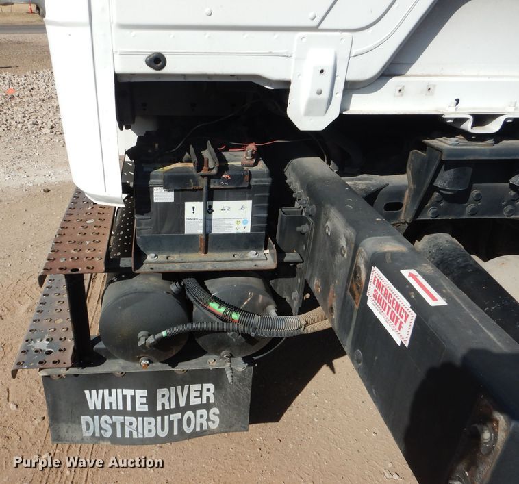 image for item HC9125 2004 Freightliner FL70  truck cab and chassis