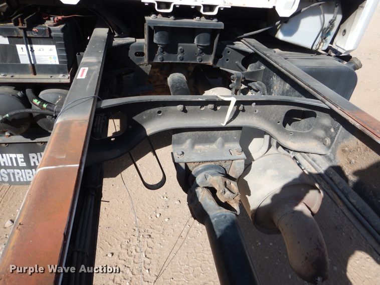 image for item HC9125 2004 Freightliner FL70  truck cab and chassis