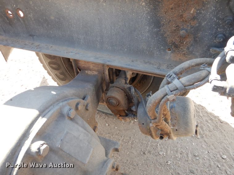 image for item HC9125 2004 Freightliner FL70  truck cab and chassis