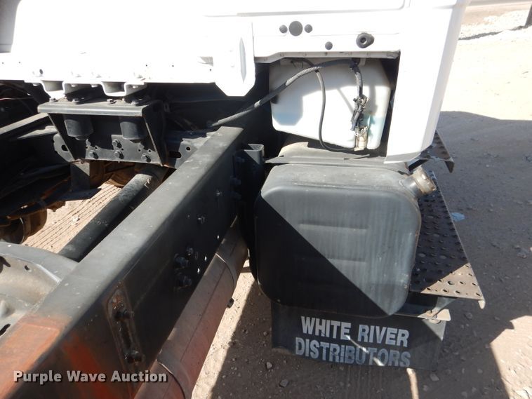 image for item HC9125 2004 Freightliner FL70  truck cab and chassis