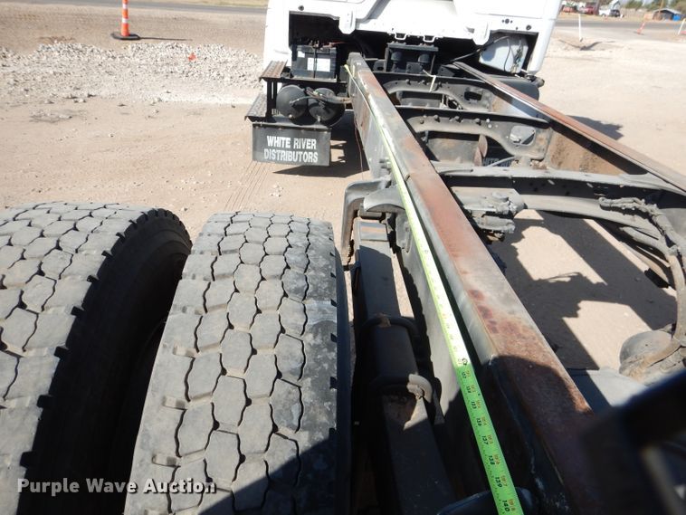 image for item HC9125 2004 Freightliner FL70  truck cab and chassis