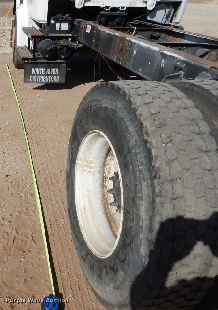 image for item HC9125 2004 Freightliner FL70  truck cab and chassis