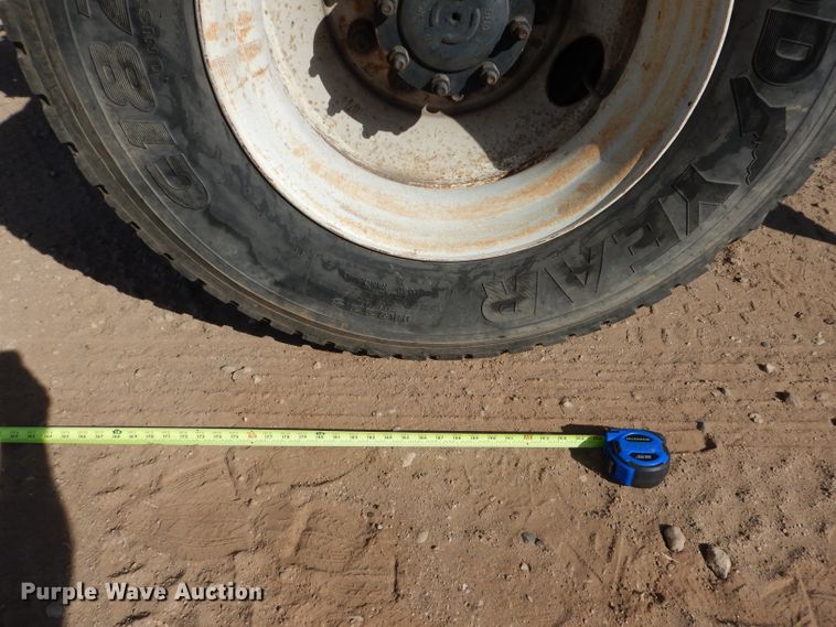 image for item HC9125 2004 Freightliner FL70  truck cab and chassis