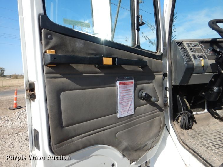 image for item HC9125 2004 Freightliner FL70  truck cab and chassis