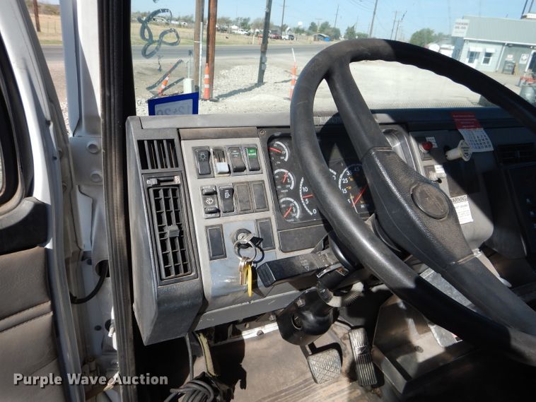 image for item HC9125 2004 Freightliner FL70  truck cab and chassis