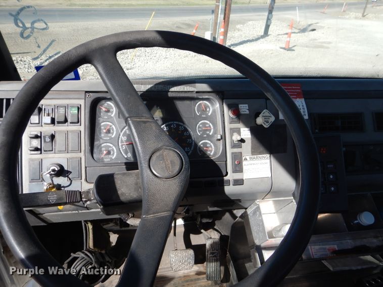 image for item HC9125 2004 Freightliner FL70  truck cab and chassis