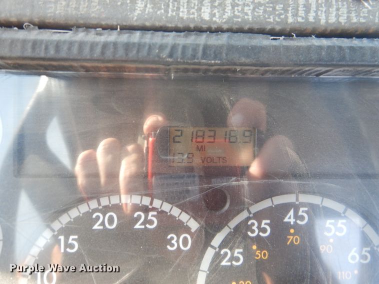 image for item HC9125 2004 Freightliner FL70  truck cab and chassis