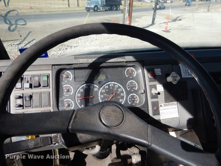 image for item HC9125 2004 Freightliner FL70  truck cab and chassis