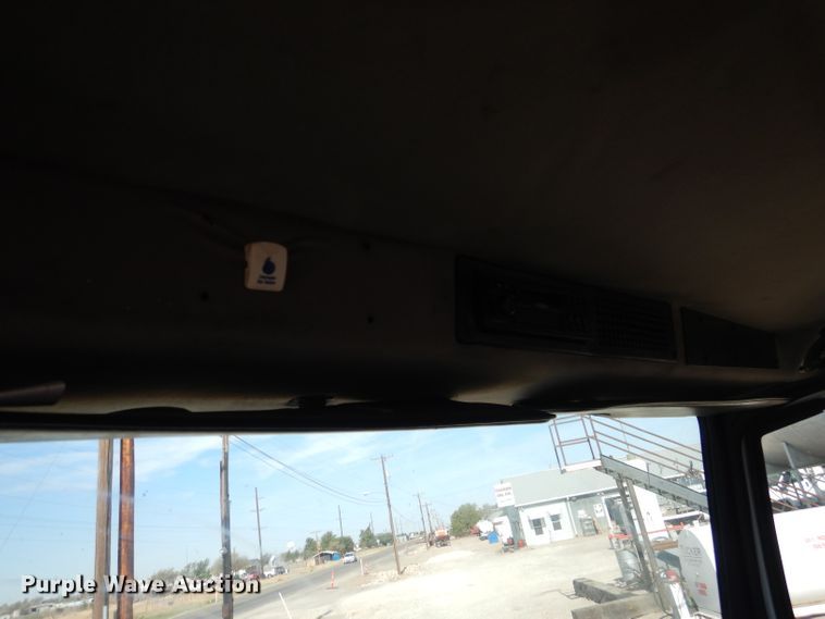 image for item HC9125 2004 Freightliner FL70  truck cab and chassis